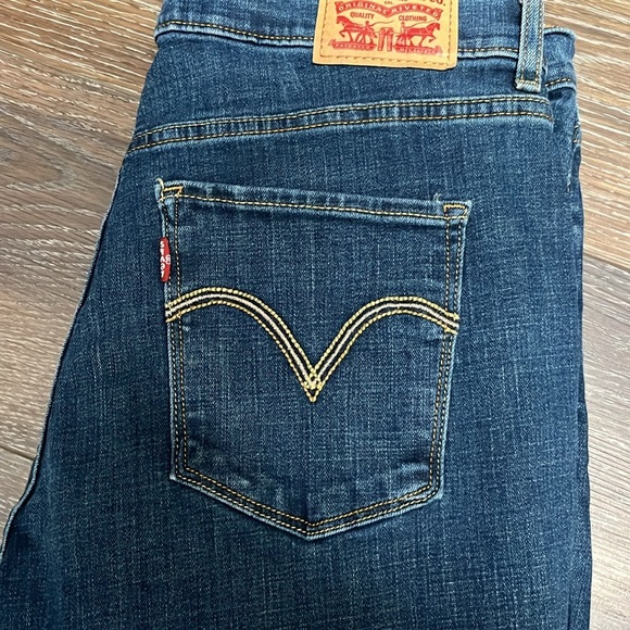 Levi's Dark Blue Classic Boot Size 30 gold stitch on pockets - Picture 2 of 5